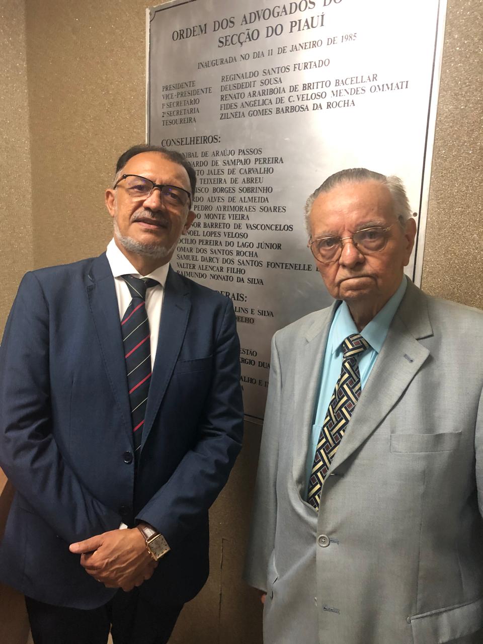 Advogado Jacinto Teles e o ex-presidente e conselheiro federal da OAB, Reginaldo Santos Furtado; logo mais receberá a Comenda Coelho Rodrigues. Na foto vê-se a placa de inauguração da OAB-PI, em 1985.