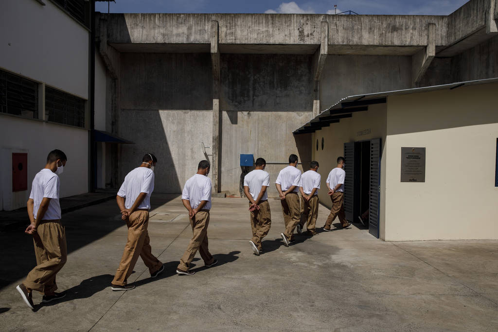 Detento de penitenciário em Jundiaí interior de São Paulo endam em fila e uniformizados [o que é raro na maioria dos presídios do País