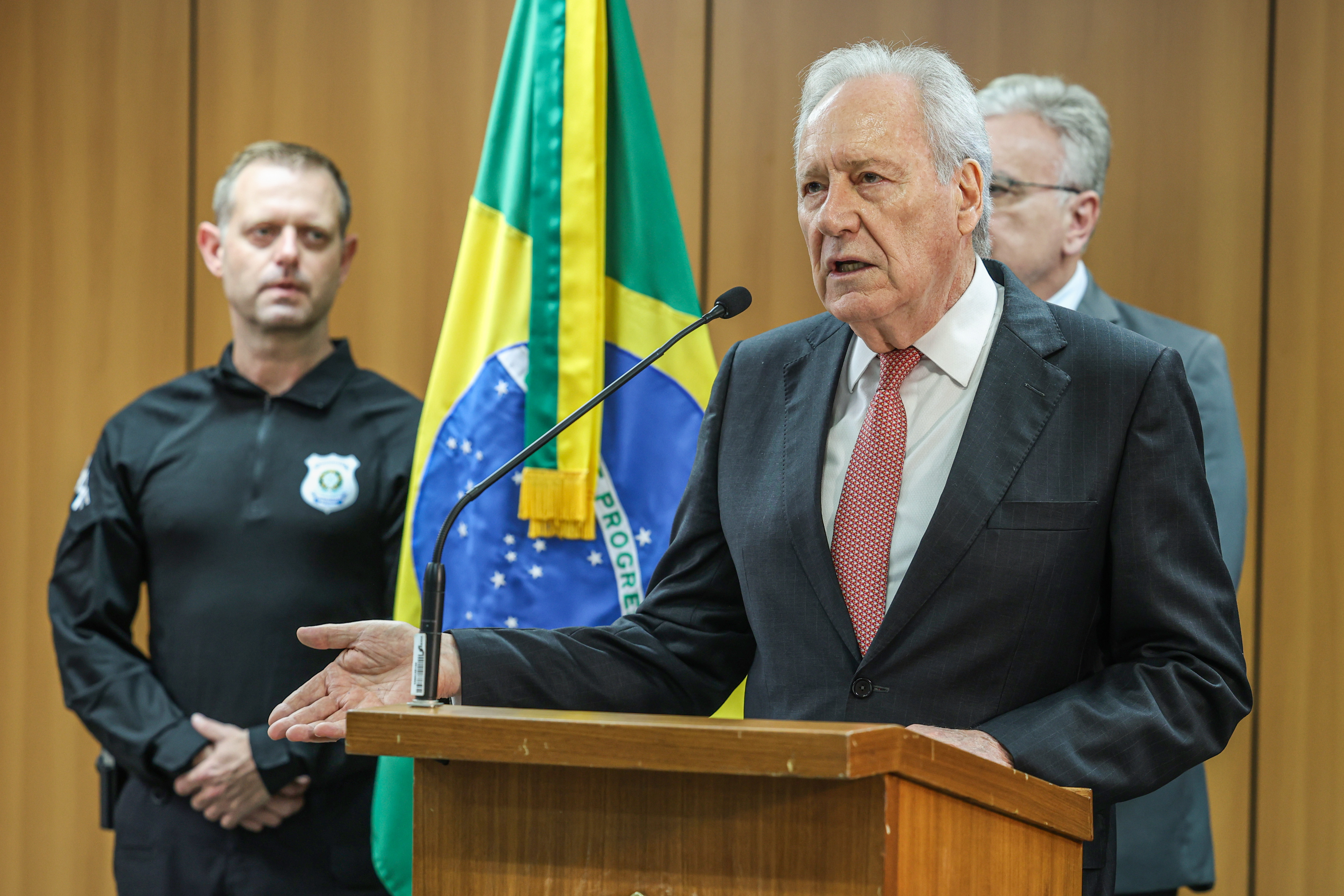 Ministro da Justiça e Segurança Pública, Ricardo Lewandowski fala sobre captura ao seu lado nota-se o diretor do Sistema Penitenciário Federal