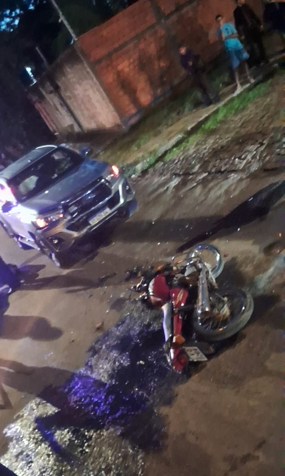 Motociclista colide com Hilux em suposta condição de embriaguez