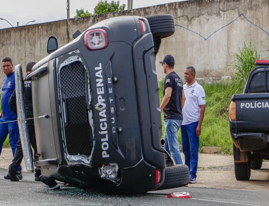 Viatura da Polícia Penal do Piauí tomba após colisão em Teresina