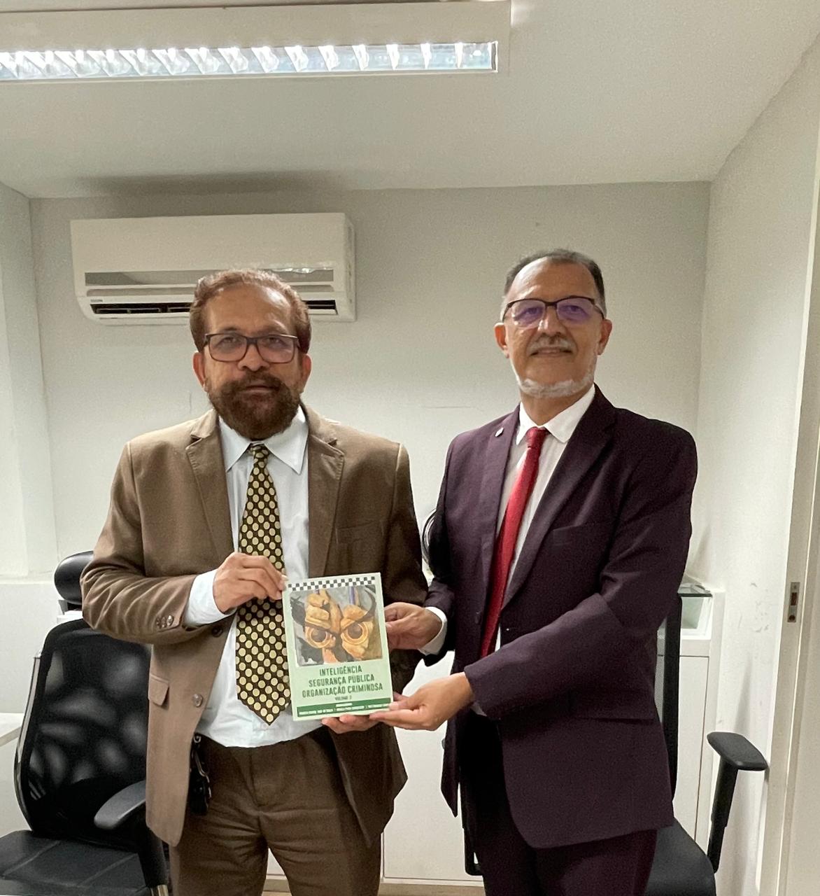 advogado constitucionalista Jacinto Teles Coutinho fez uma entrega ao juiz Litelton Vieira de Oliveira: o livro "Inteligência, Segurança Pública e Organização Criminosa - Vol. 2".