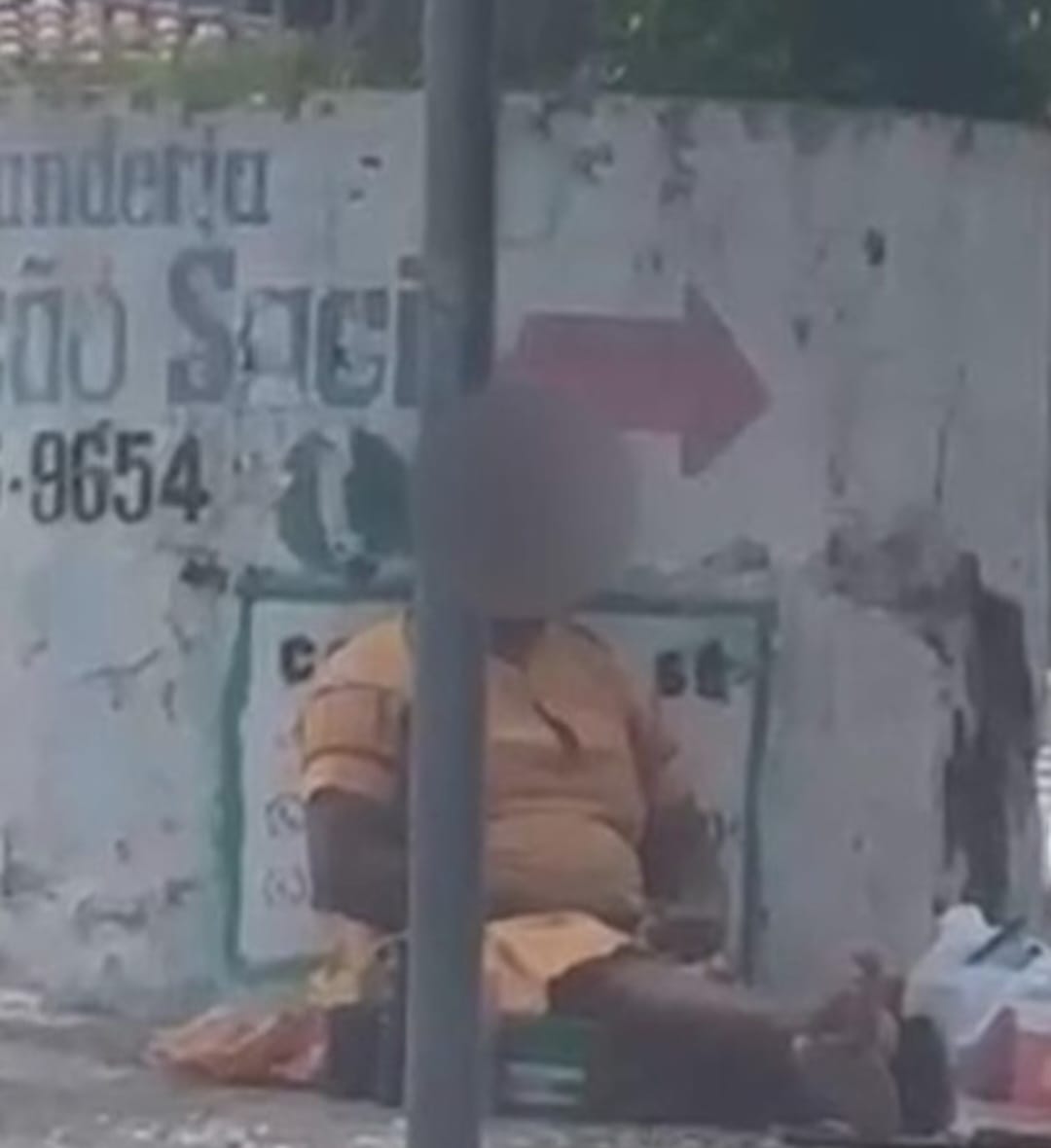 Mulher venezuelana utiliza crianças para pedir dinheiro sob o sol escaldante de Teresina