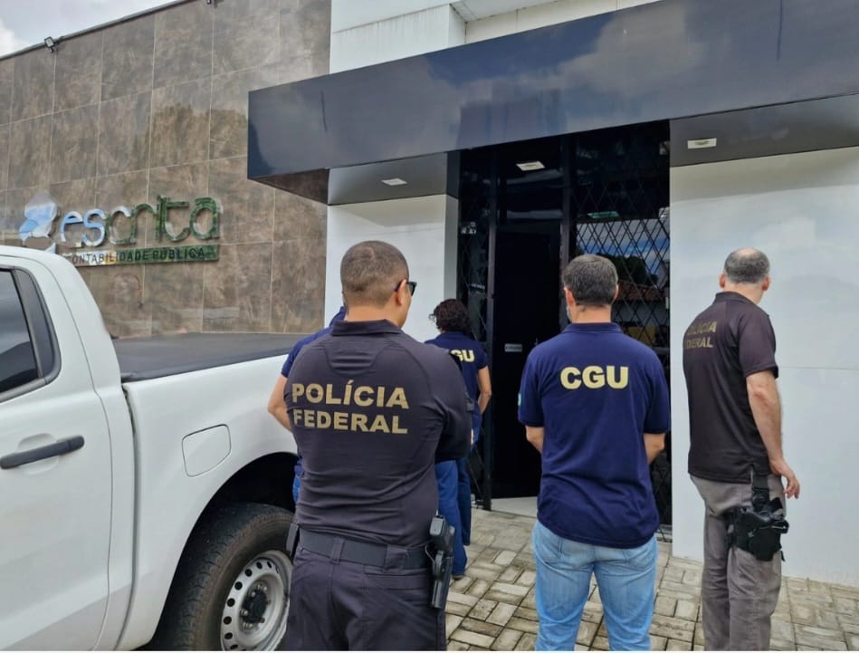 Policiais federais juntamente com profissionais da CGU