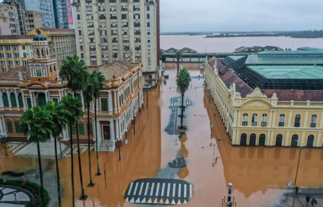 Prefeitura de Porto Alegre a esquerda e o Mercado Municipal a direita, alagados, após chuva intensa.