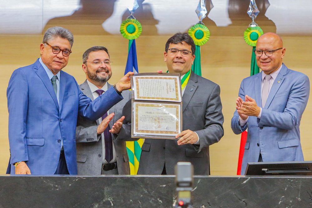 Solenidade de entrega da Medalha do Mérito Legislativo do Piauí ao governador Rafael Fonteles