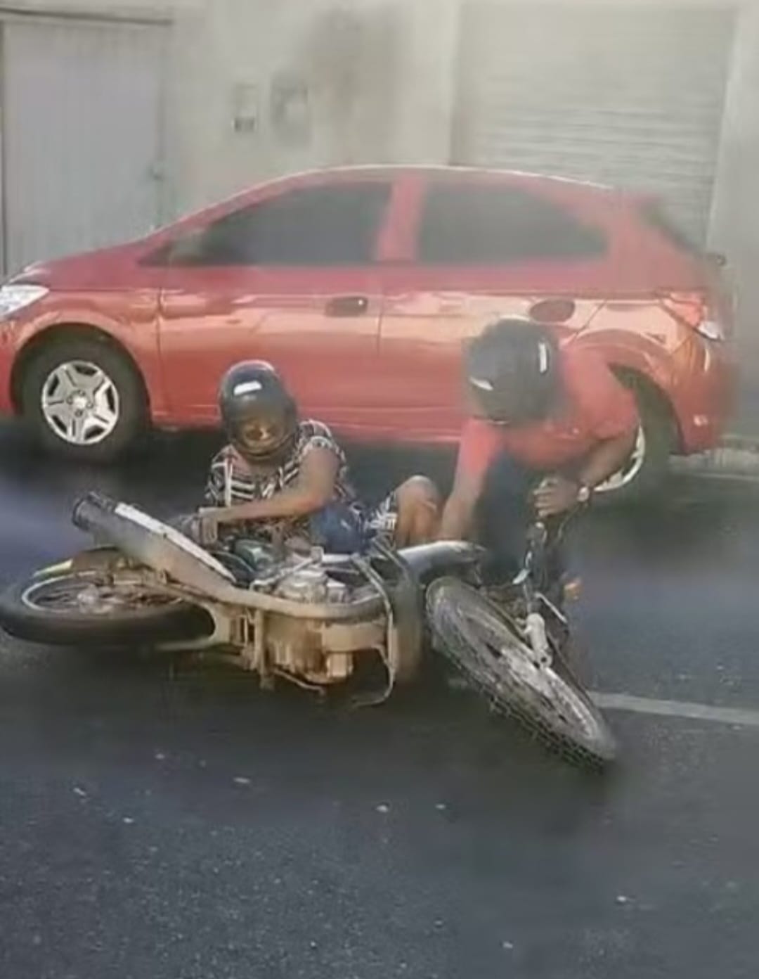 Avenida na zona sul de Teresina é interditada após acidentes causados por óleo na pista