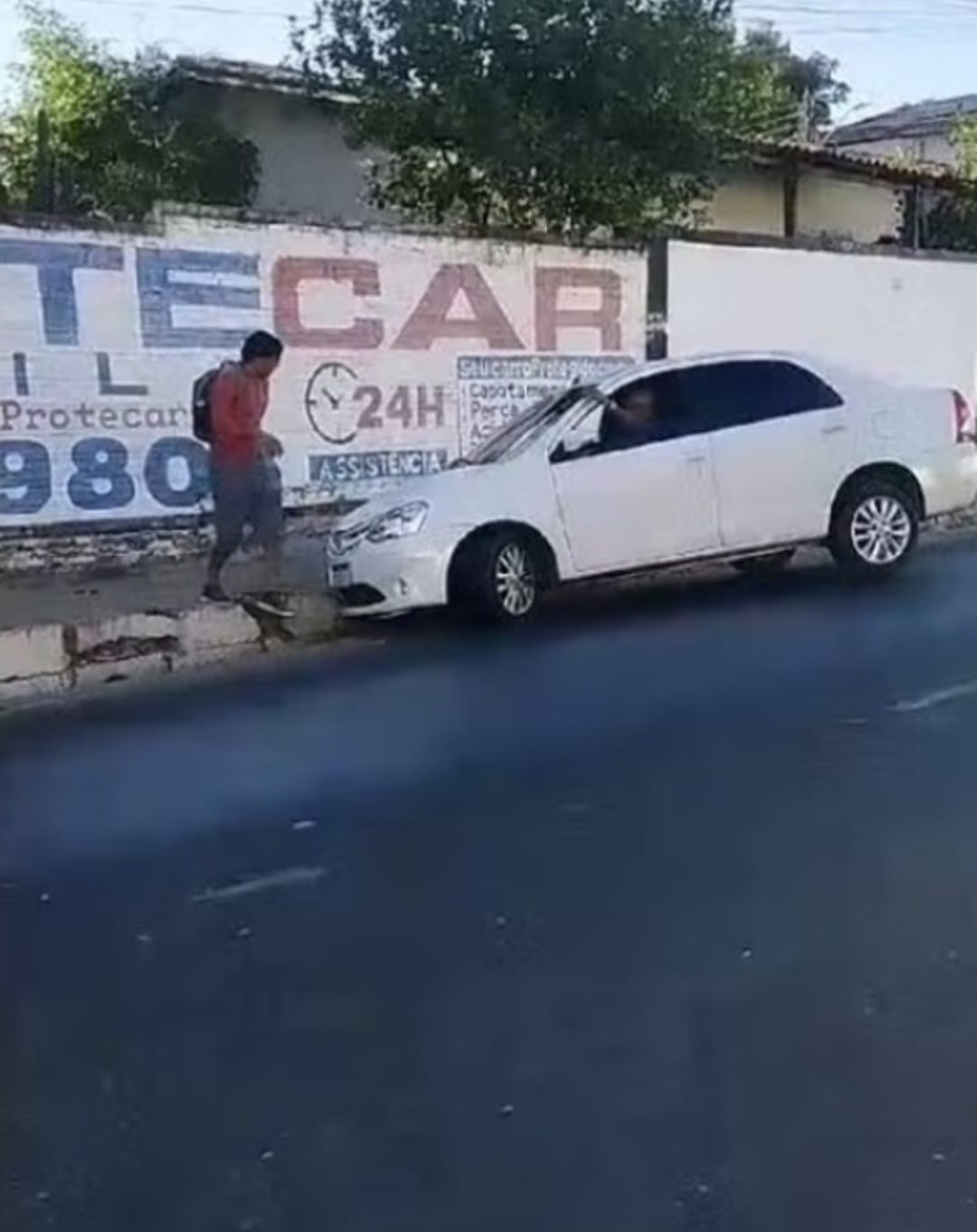 Avenida na zona sul de Teresina é interditada após acidentes causados por óleo na pista