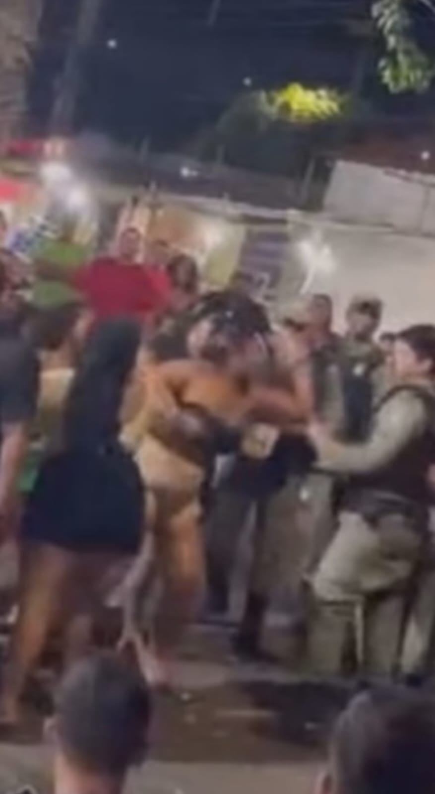 Mulher tenta agredir policial durante festejo do Poti Velho em Teresina