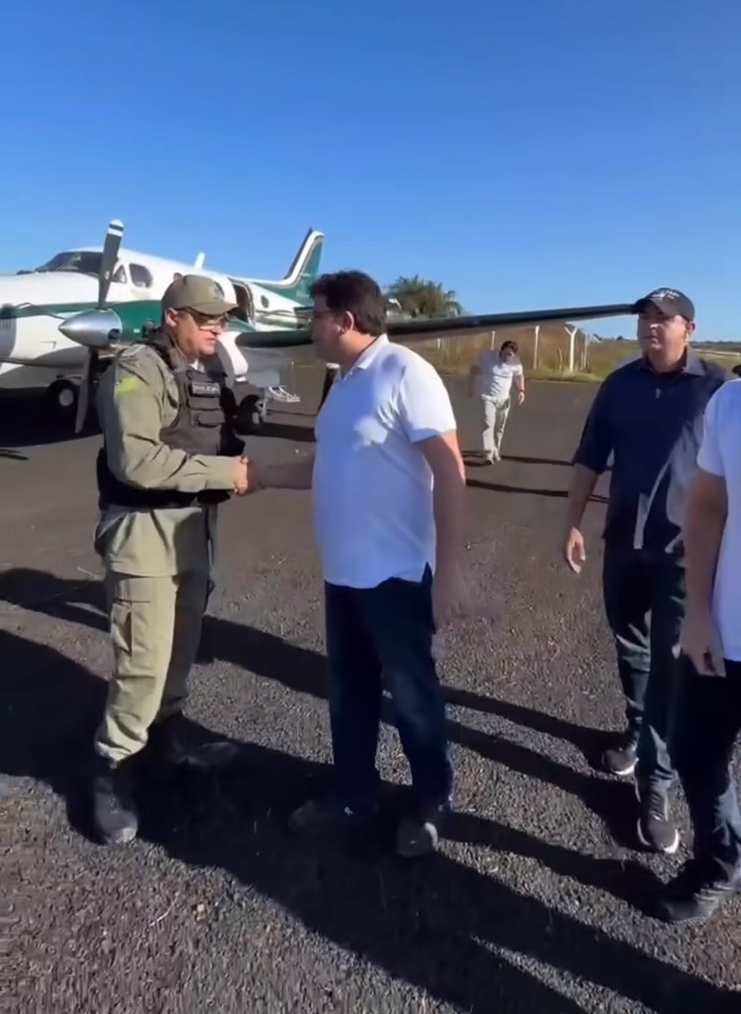 Rafael Fonteles chegando no município de Castelo do Piauí