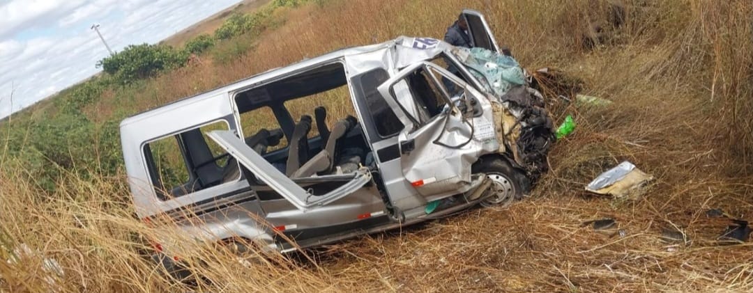 A colisão frontal envolveu um veículo Corolla e uma Van, deixando várias pessoas feridas.