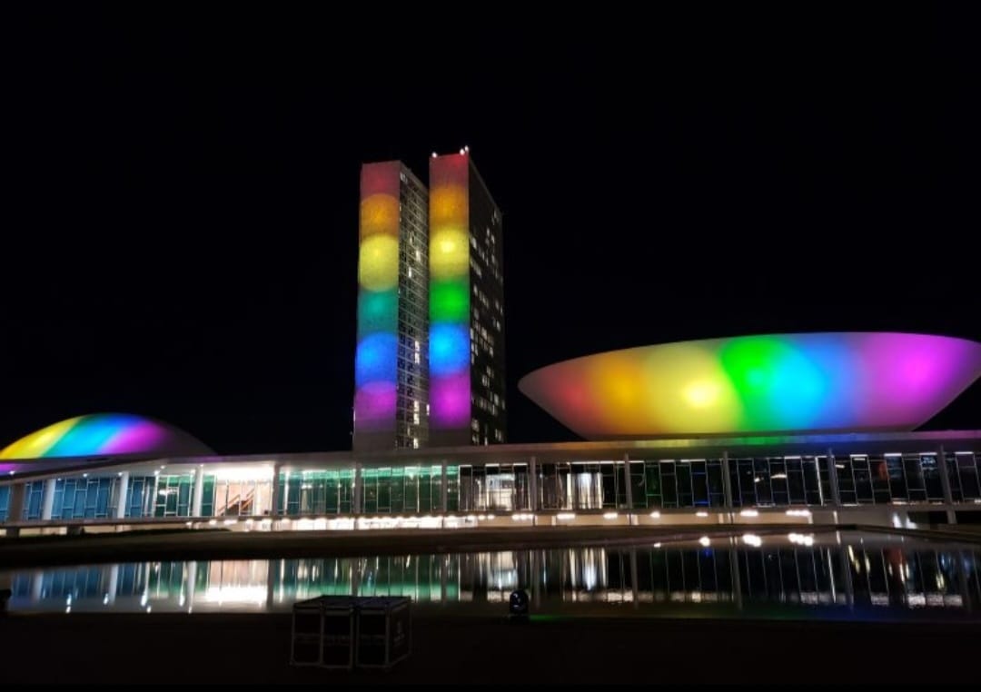 Congresso Nacional iluminado com as cores da bandeira LGBTQIAPN+