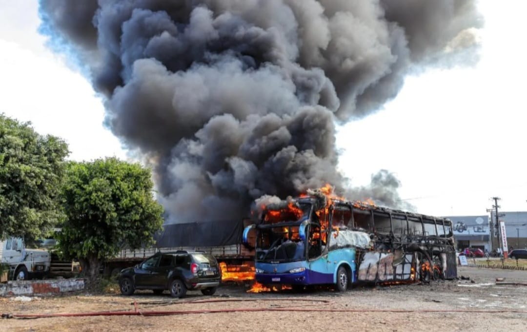 Ônibus de turismo pegou fogo e ficou destruído