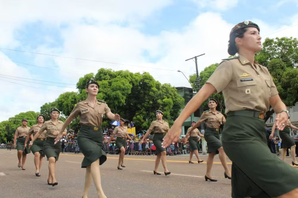 Brasil autoriza alistamento militar de mulheres