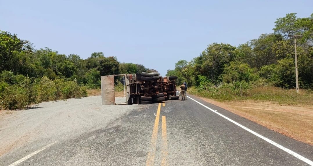 Caminhão do Exército tomba na BR 222