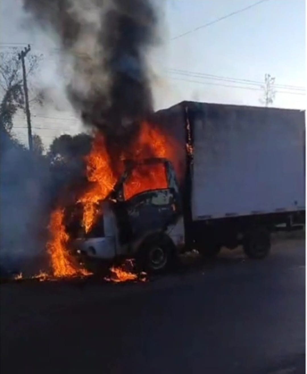 Caminhão fica destruído após pegar fogo na BR 343 no Piauí