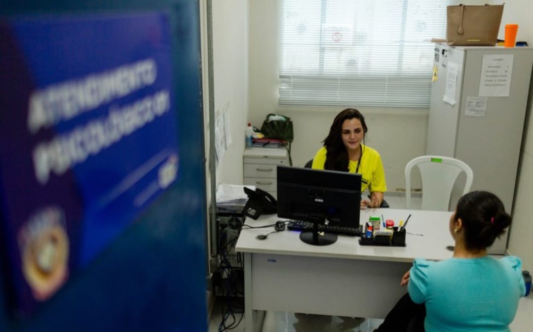 Servidor penitenciário recebe atendimento psicológico em um dos Núcleos de Atenção ao Servidor Penitenciário, evidenciando o compromisso da SENAPPEN com a saúde mental e o bem-estar dos profissionais