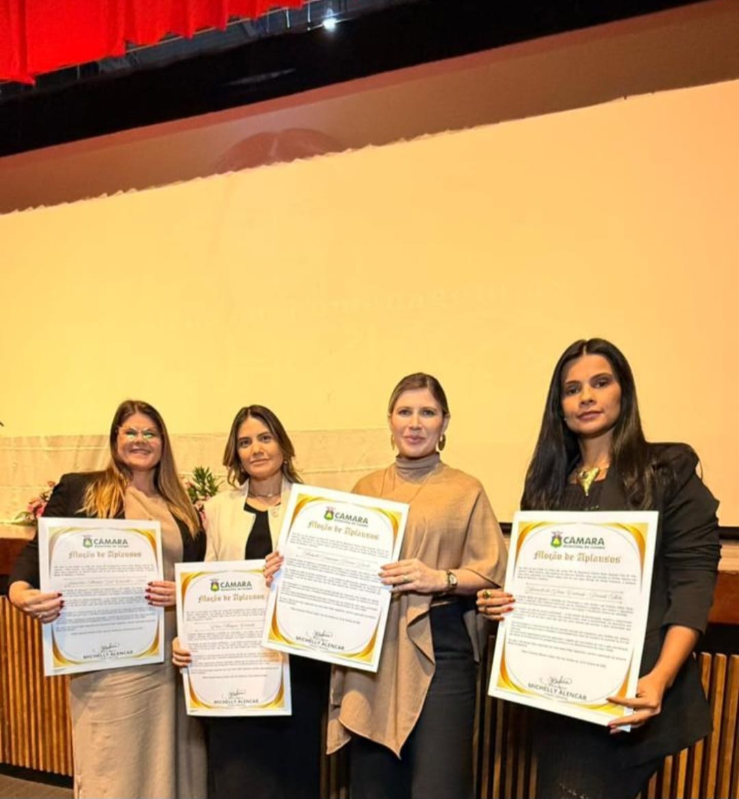 As homenageadas pela Câmara Municipal de Cuiabá apresentam seus diplomas honoríficos orgulhosamente.