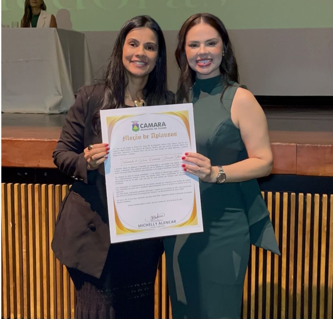 Dra. Amanda de Deus recebendo a homenagem das mãos da vereadora Michelly Alencar em Cuiabá