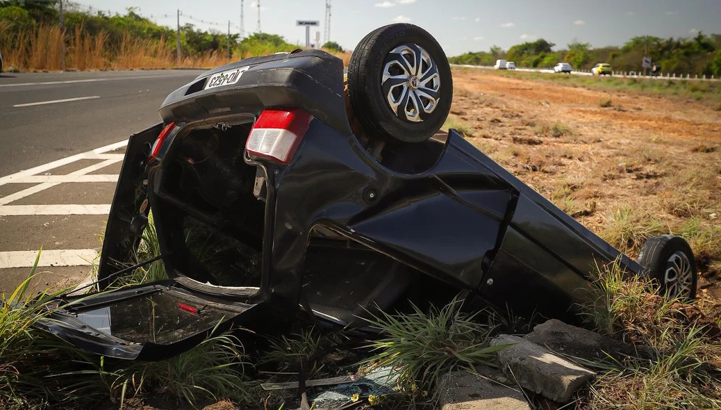 Família fica ferida após carro capotar na BR 316 em Teresina