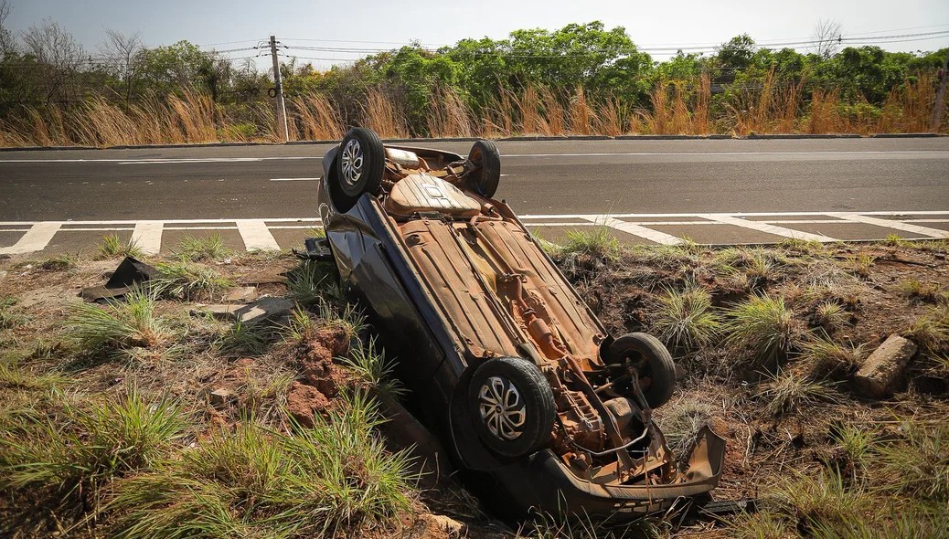 Família fica ferida após carro capotar na BR 316 em Teresina