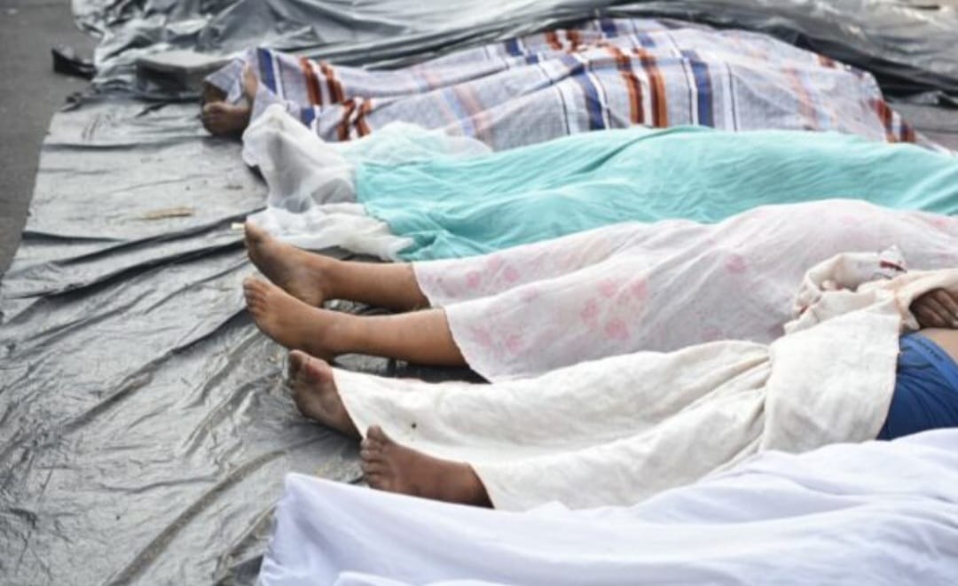 Moradores empilham e fazem contagem de corpos após operação da polícia contra o CV no Rio de Janeiro