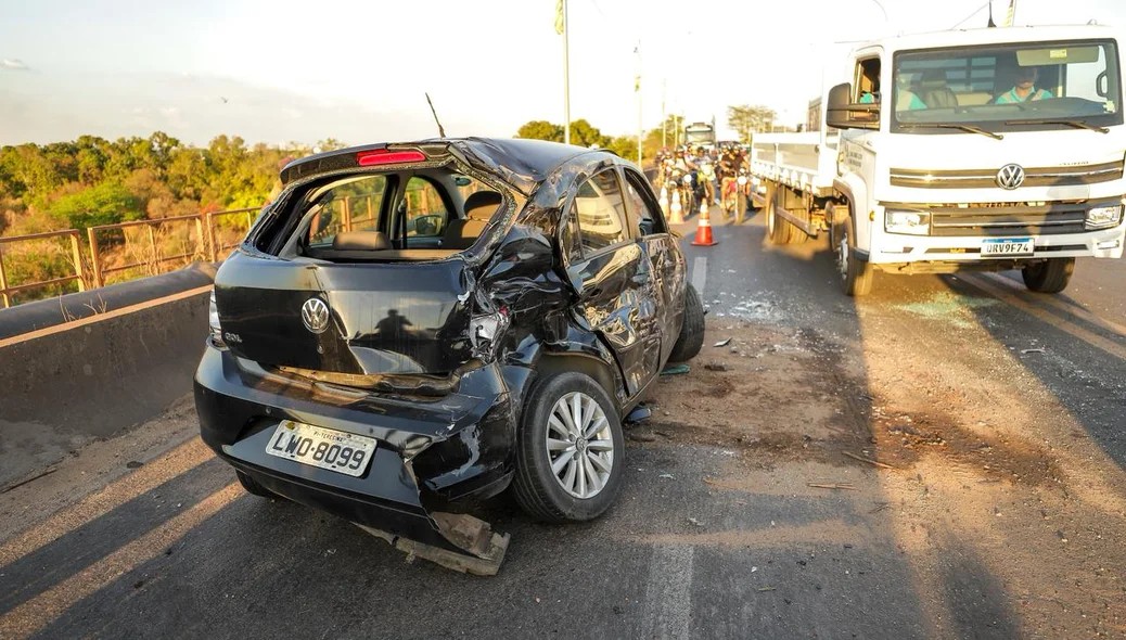 Acidente entre caminhões e um carro deixa mulher ferida na Ponte do Tancredo Neves