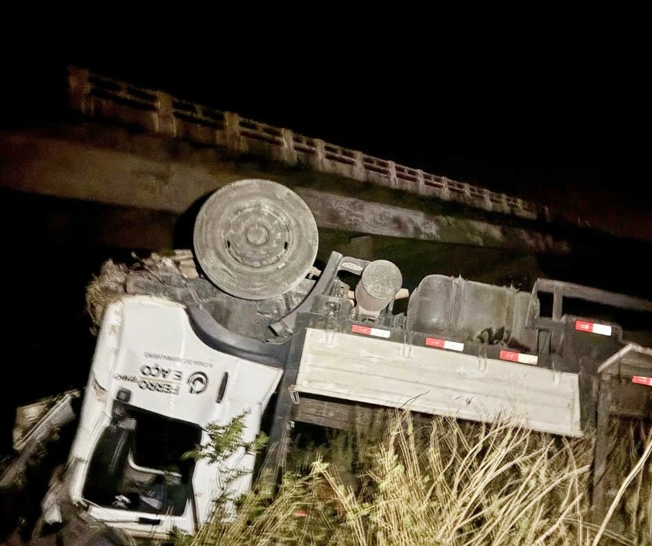 Caminhão caiu da ponte na BR 407 em Jaicós