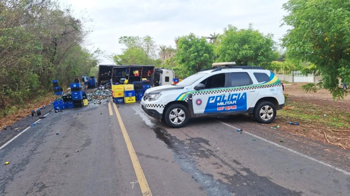 Caminhão com carga de cerveja tomba na PI 112 em União e bloqueia rodovia