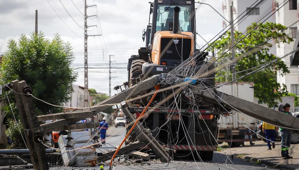 Caminhão derruba postes na zona sul de Teresina e deixa região sem energia
