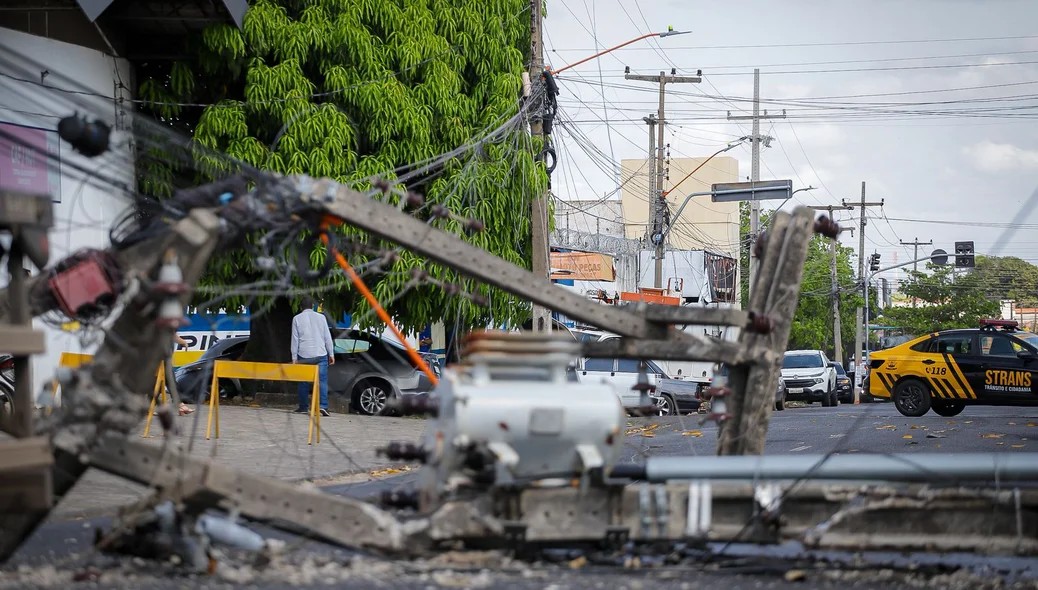 Caminhão derruba postes na zona sul de Teresina e deixa região sem energia