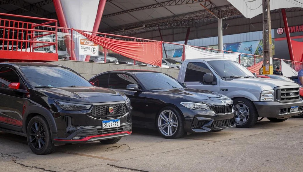 Carros apreendidos na operação