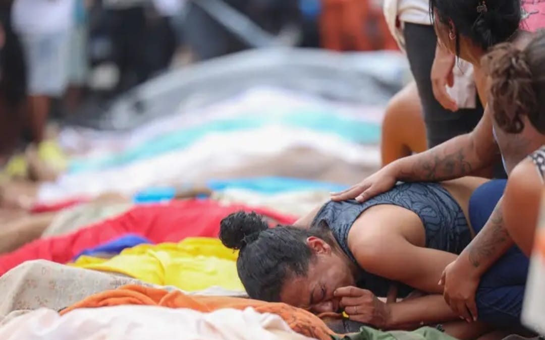 Dezenas de corpos são trazidos por moradores para a Praça São Lucas, na Penha, zona norte do Rio de Janeiro.