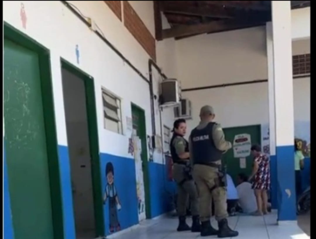 Homem é acusado de ameaçar mulher com facão dentro de escola em Parnaíba