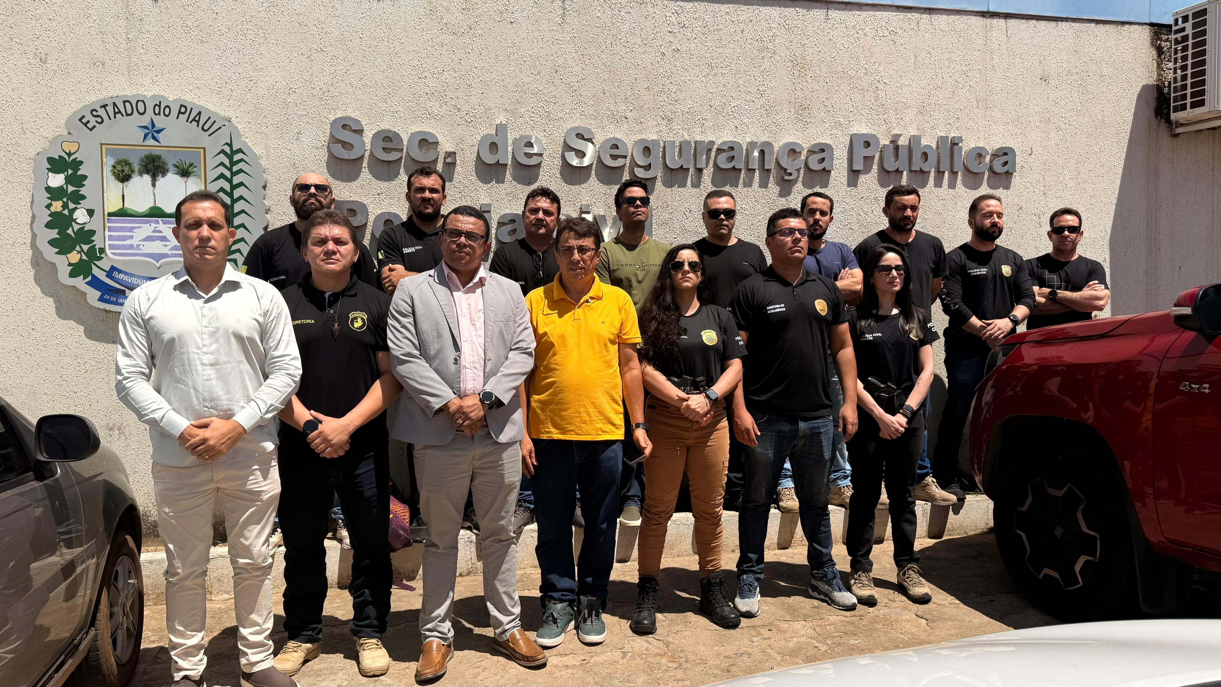 Policiais civis em Picos na sede da DFHT