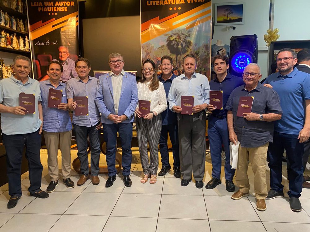 Autor Ricardo Resende posa com leitores durante o lançamento de seu mais recente livro. (Foto: Arquivo Pessoal / Ricardo Resende)