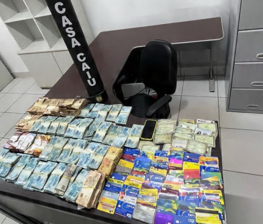 Cartões e dinheiro encontrados na casa da professora