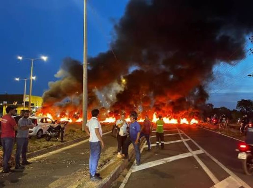 Manifestantes queimam pneus e bloqueiam BR 316 em protesto