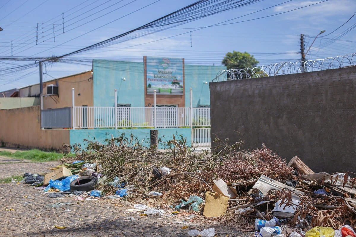 Moradores reclamam de mal cheiro vindo de lixo