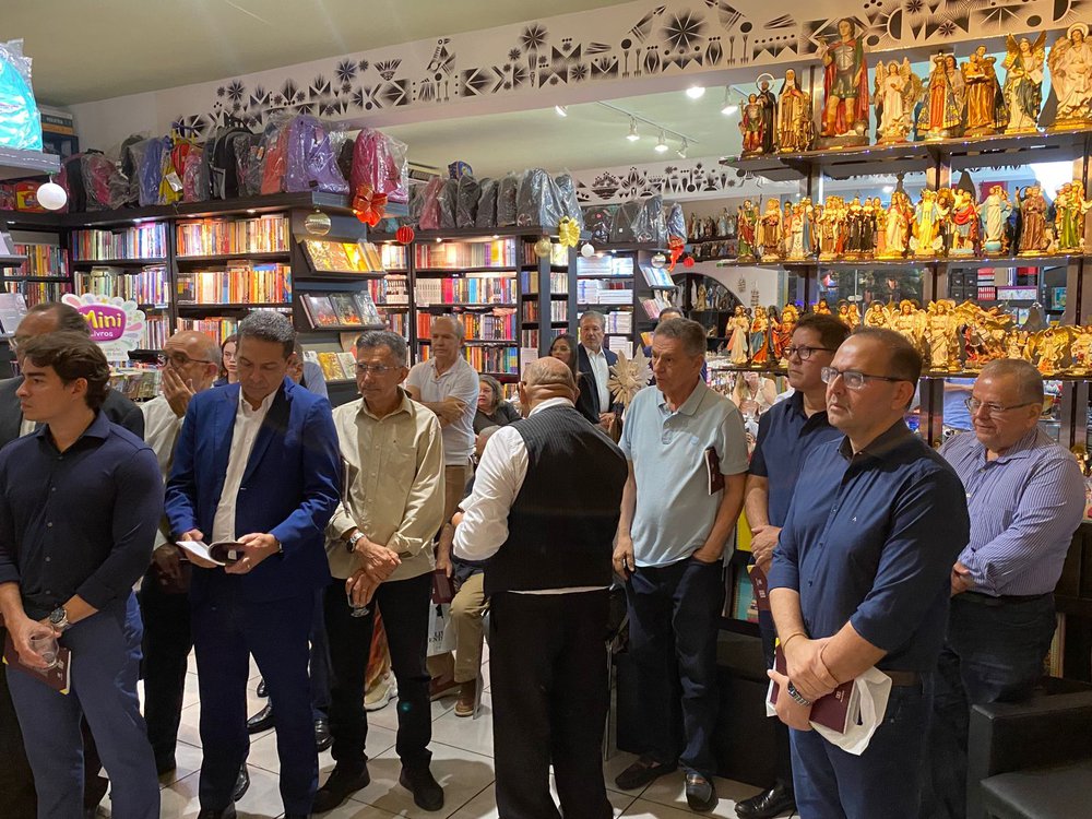 Público reunido para acompanhar a apresentação do livro e homenagear o autor. (Foto: Arquivo Pessoal / Ricardo Resende)