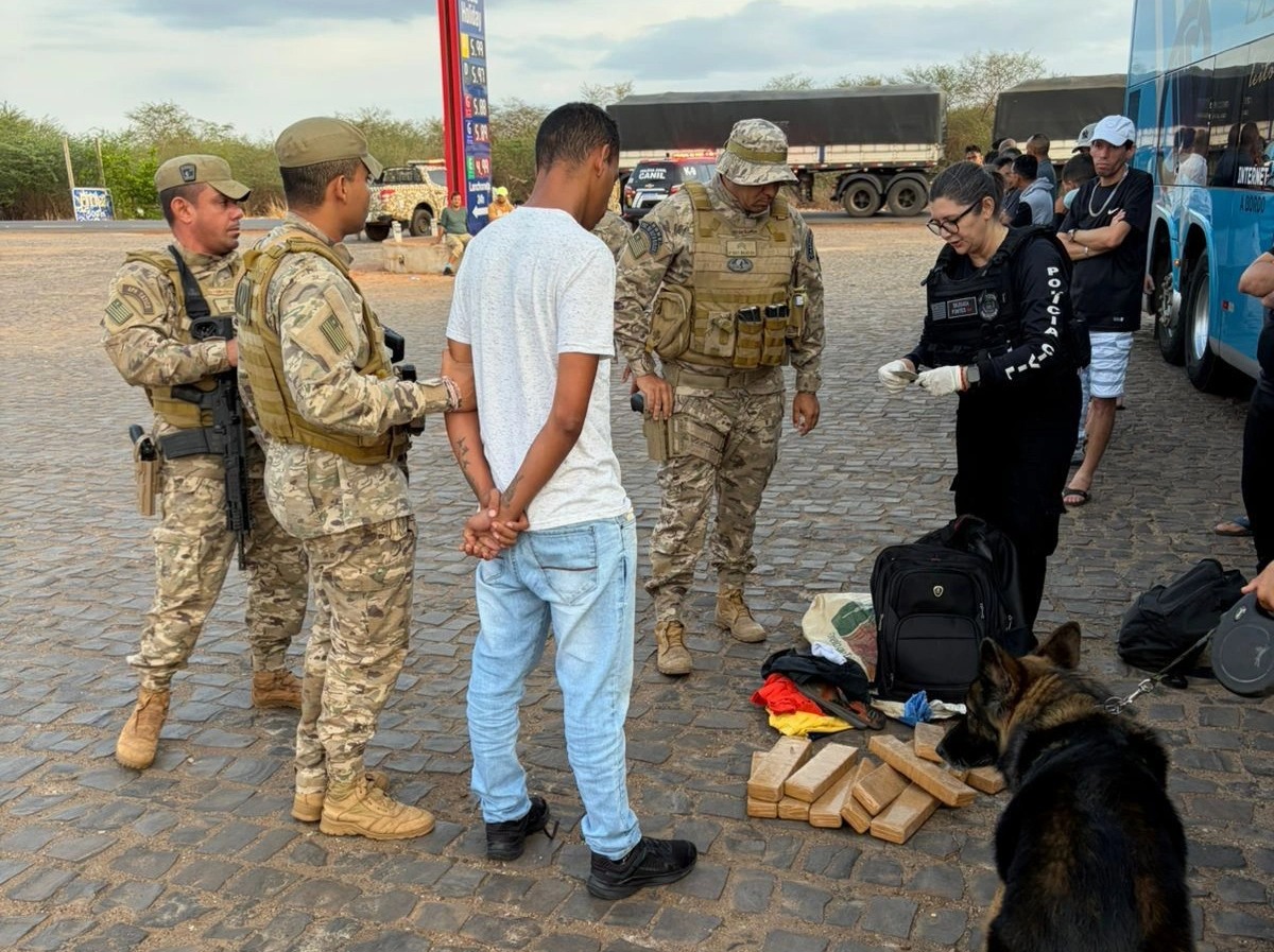 Suspeito foi abordado dentro de um ônibus com 12 tabletes de maconha