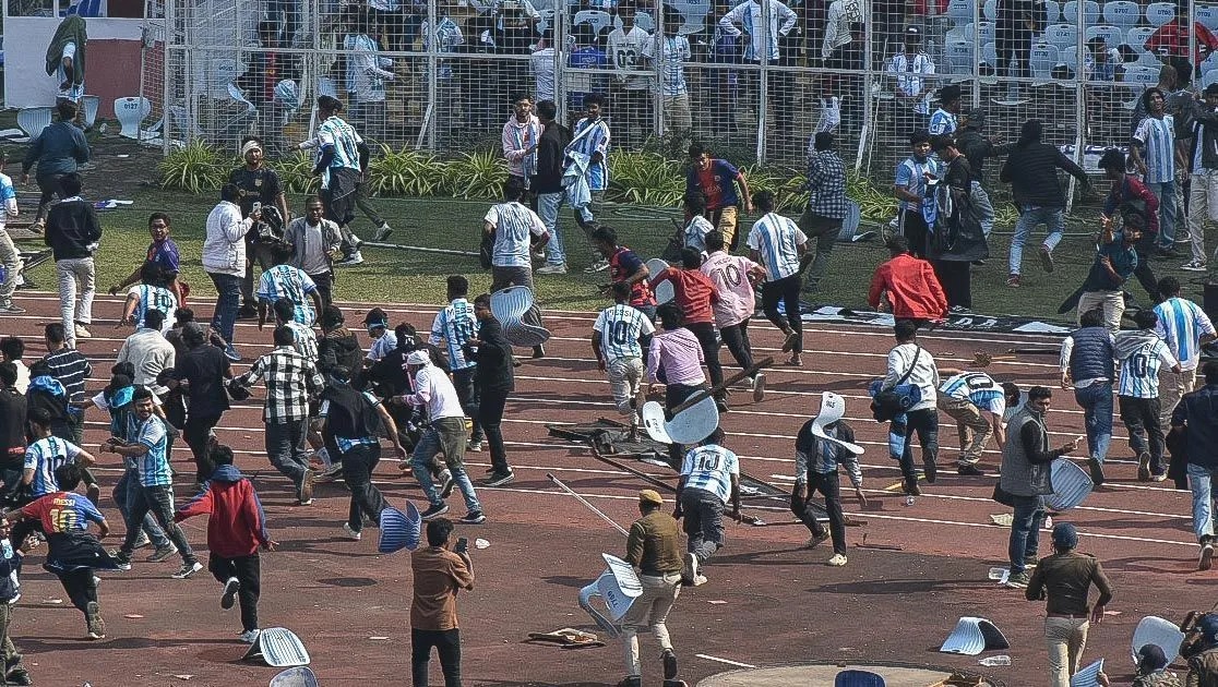 Torcedores invadem campo e atiram objetos após Messi deixar o estádio