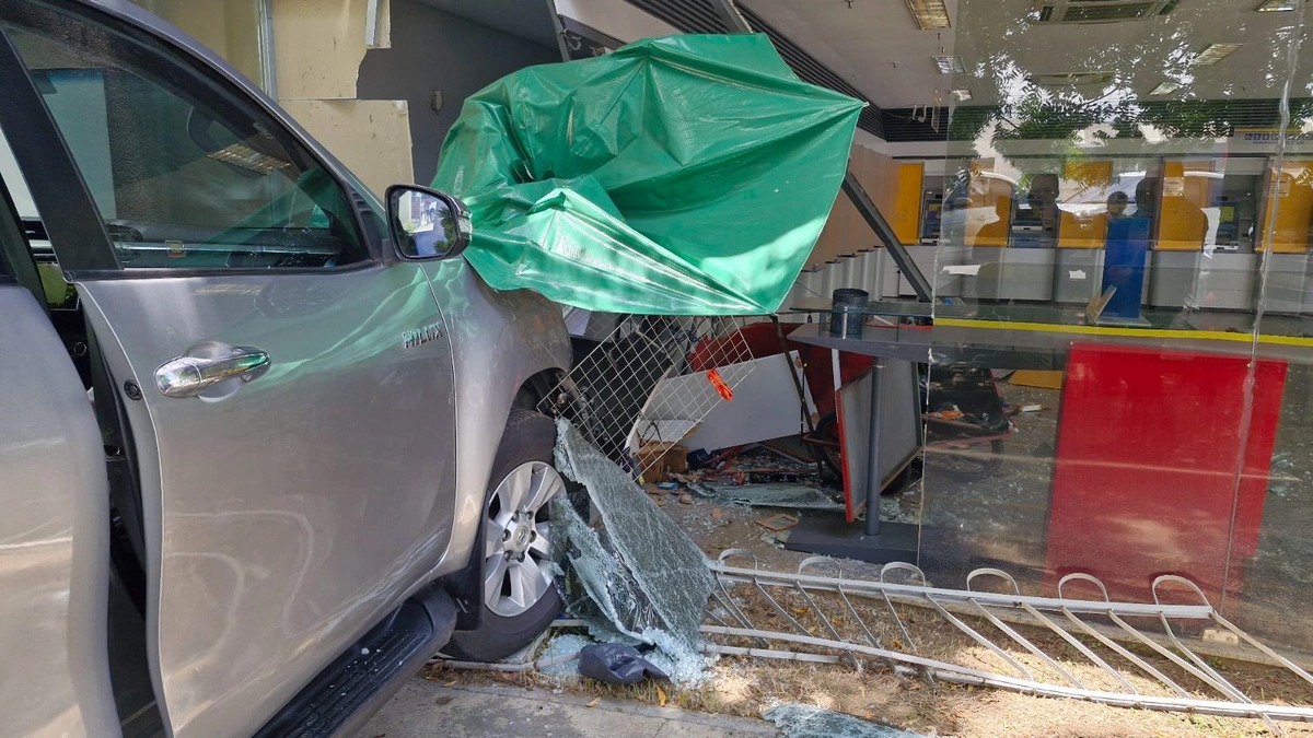 Hilux invade agência do Banco do Brasil e deixa uma pessoa ferida na Tabuleta