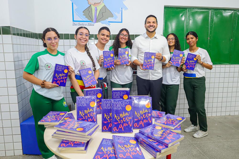 Seduc entrega os primeiros exemplares do livro “Ainda Estou Aqui” às escolas da rede estadual