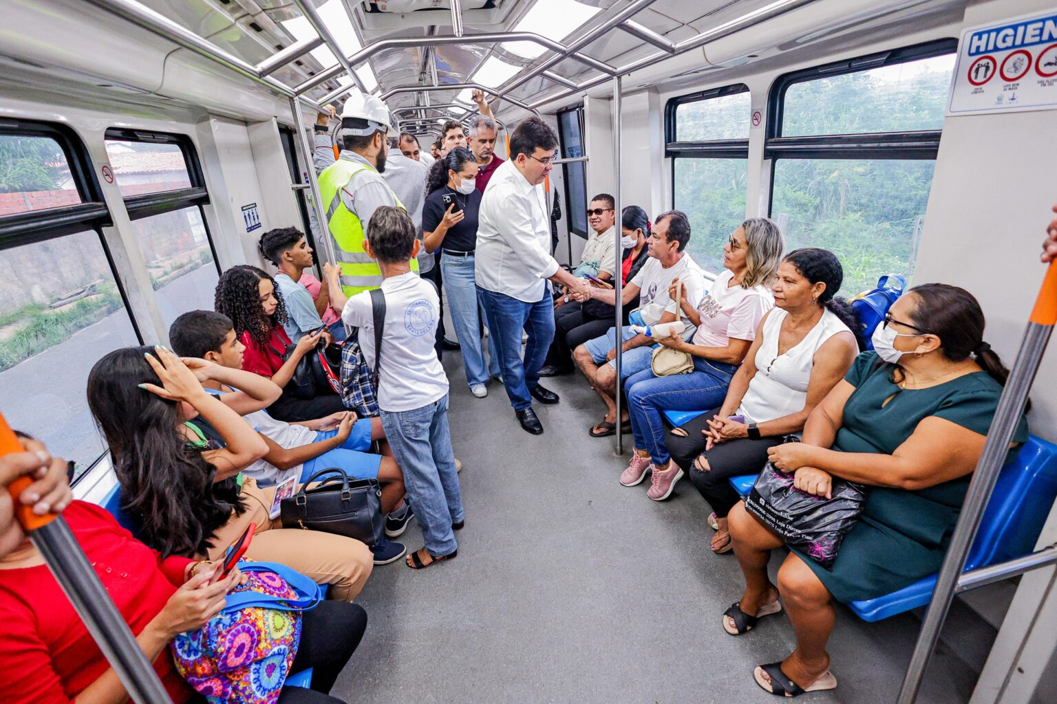 Governador Rafael Fonteles no metrô de Teresina