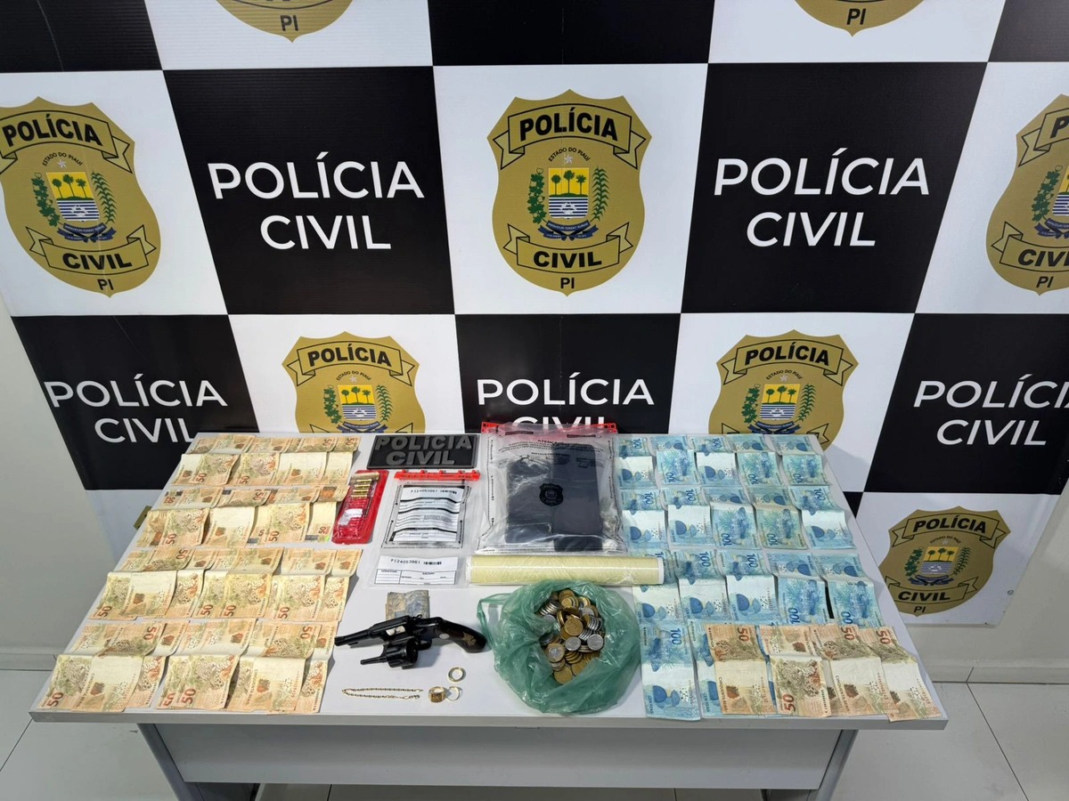 Drogas, dinheiro em espécie e arma apreendida no endereço do casal preso