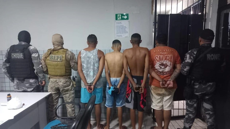 Quatro pessoas durante operação