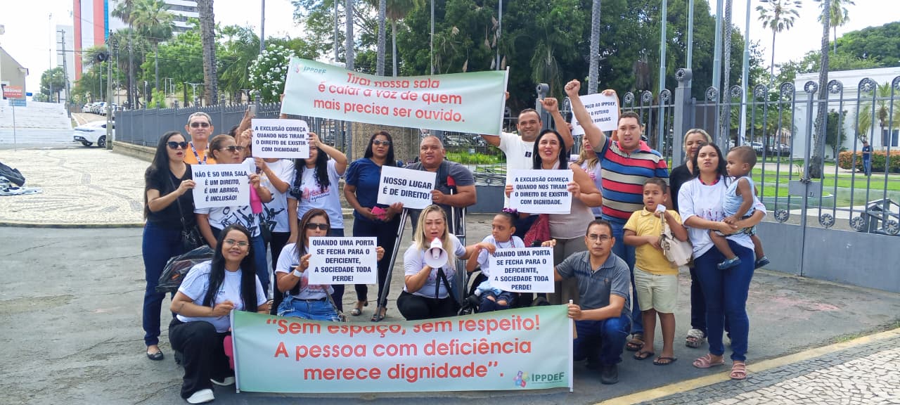 Manifestação em frente ao Palácio de Karnak