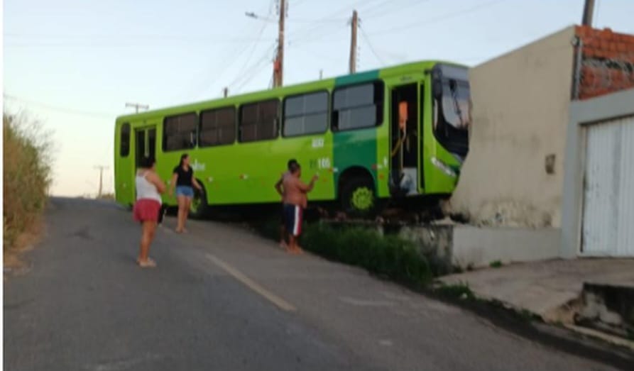 Motorista perde controle de ônibus e invade casa