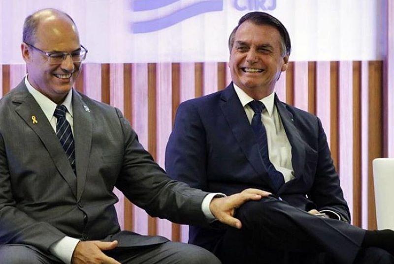 Wilson Witsel, então governador destituído do RJ e ex-presidente Jair Bolsonaro quando "enamorados"